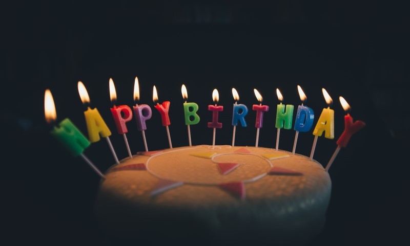 Teorias de porque se come pastel de cumpleaños y se soplan velas