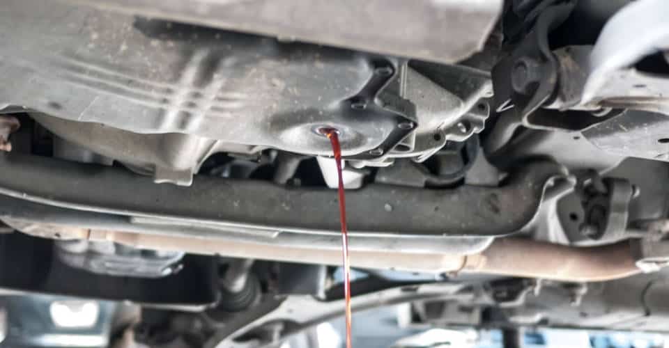 ¿Es buena idea cambiar el aceite de transmisión de mi auto?