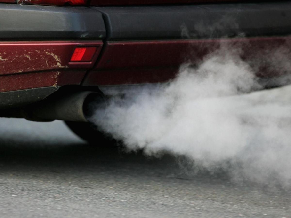 Si el escape del auto huele a gasolina, estas pueden ser las razones