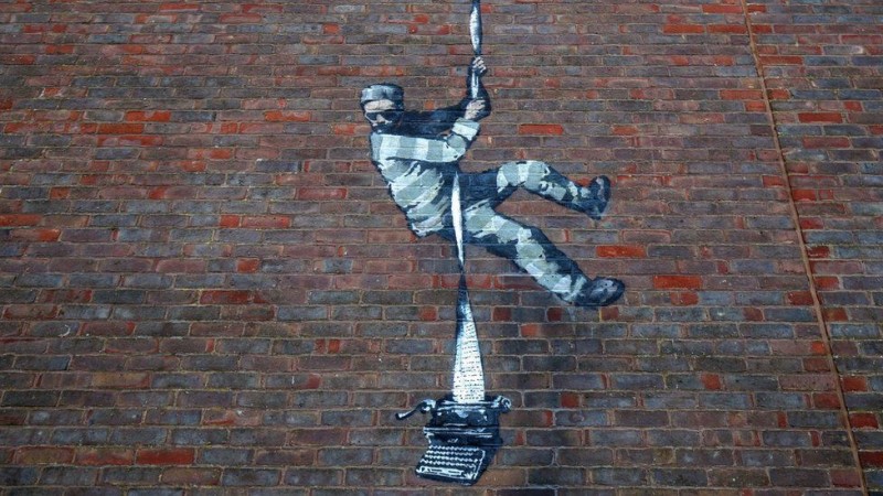 Aparece obra de arte callejera de Bansky en muros de cárcel inglesa