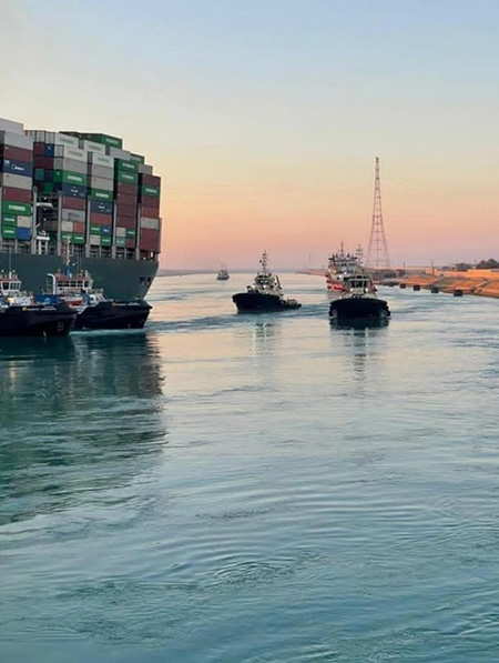Desbloquean tráfico marítimo en Suez