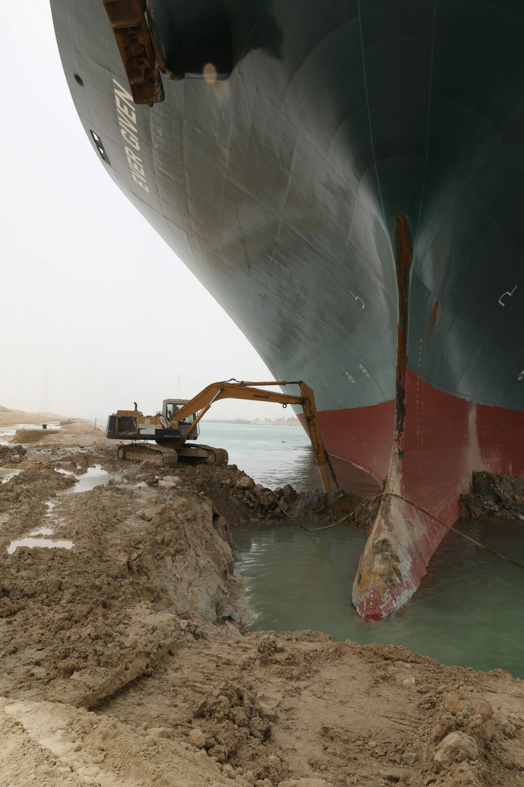Desbloquean tráfico marítimo en Suez