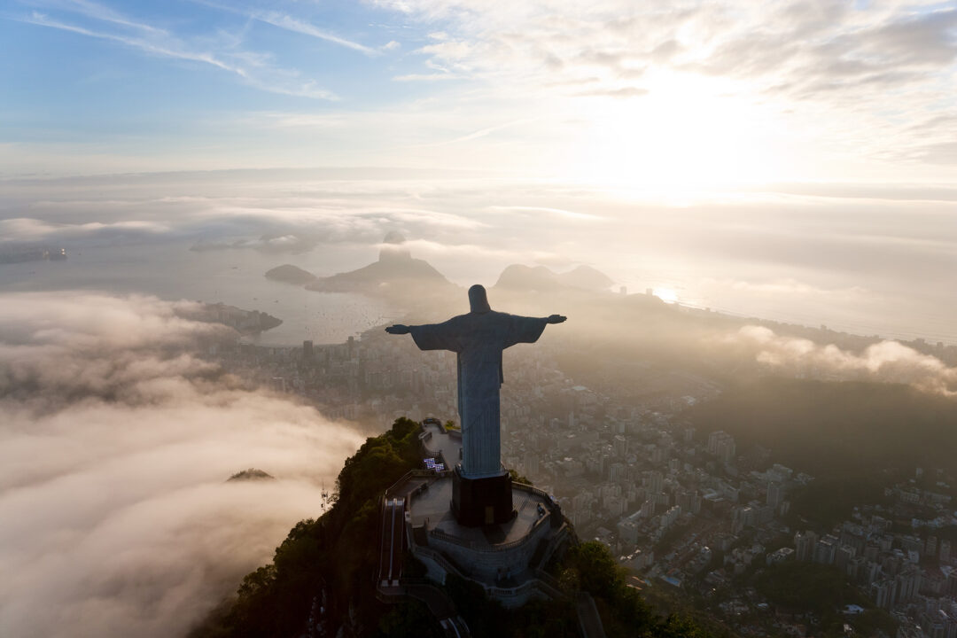 Estatua de Cristo Protector se alza en Brasil