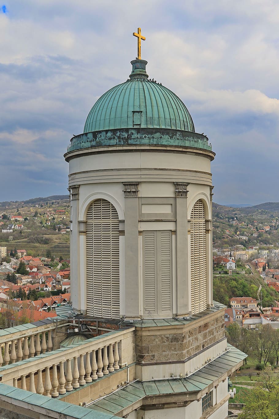Encuentran cápsula del tiempo de 176 años en catedral húngara