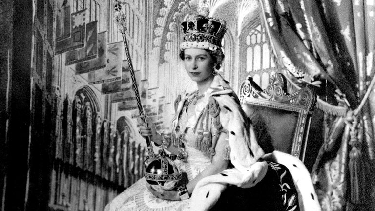 Isabel II en el momento de su coronación