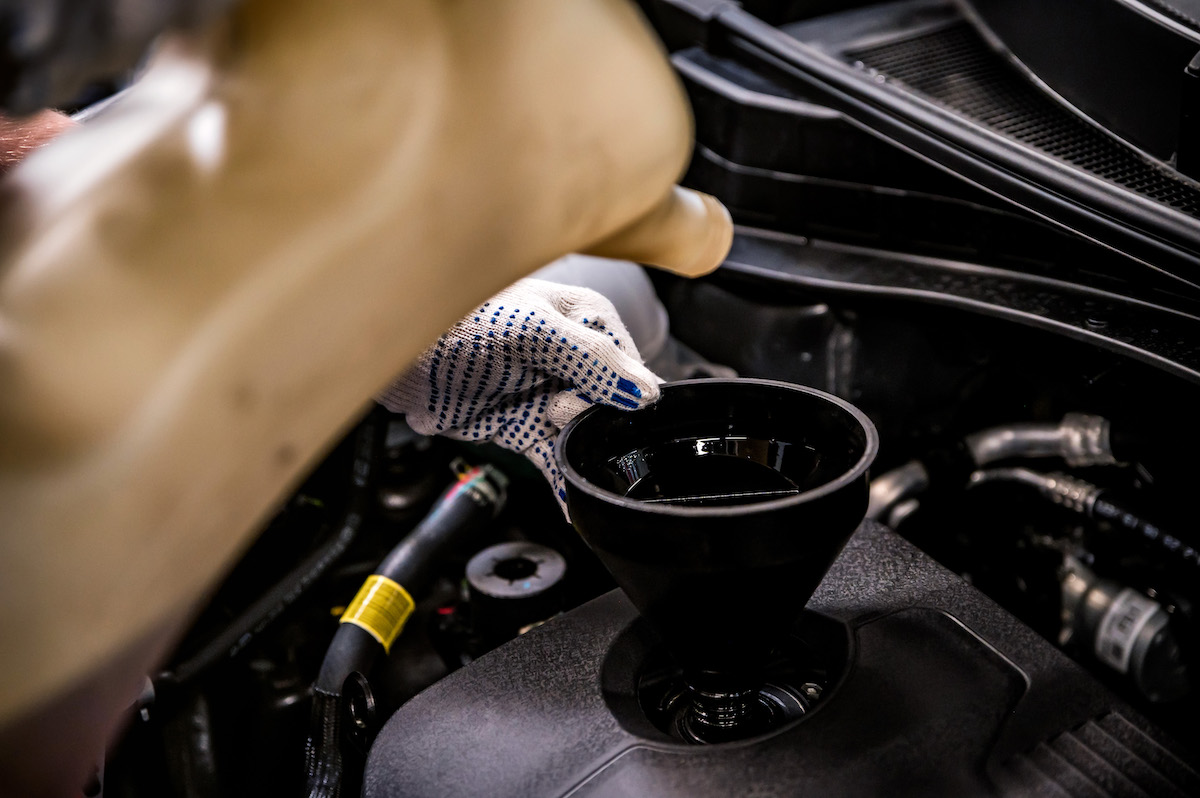 Cambia fácilmente el aceite de motor de tu auto