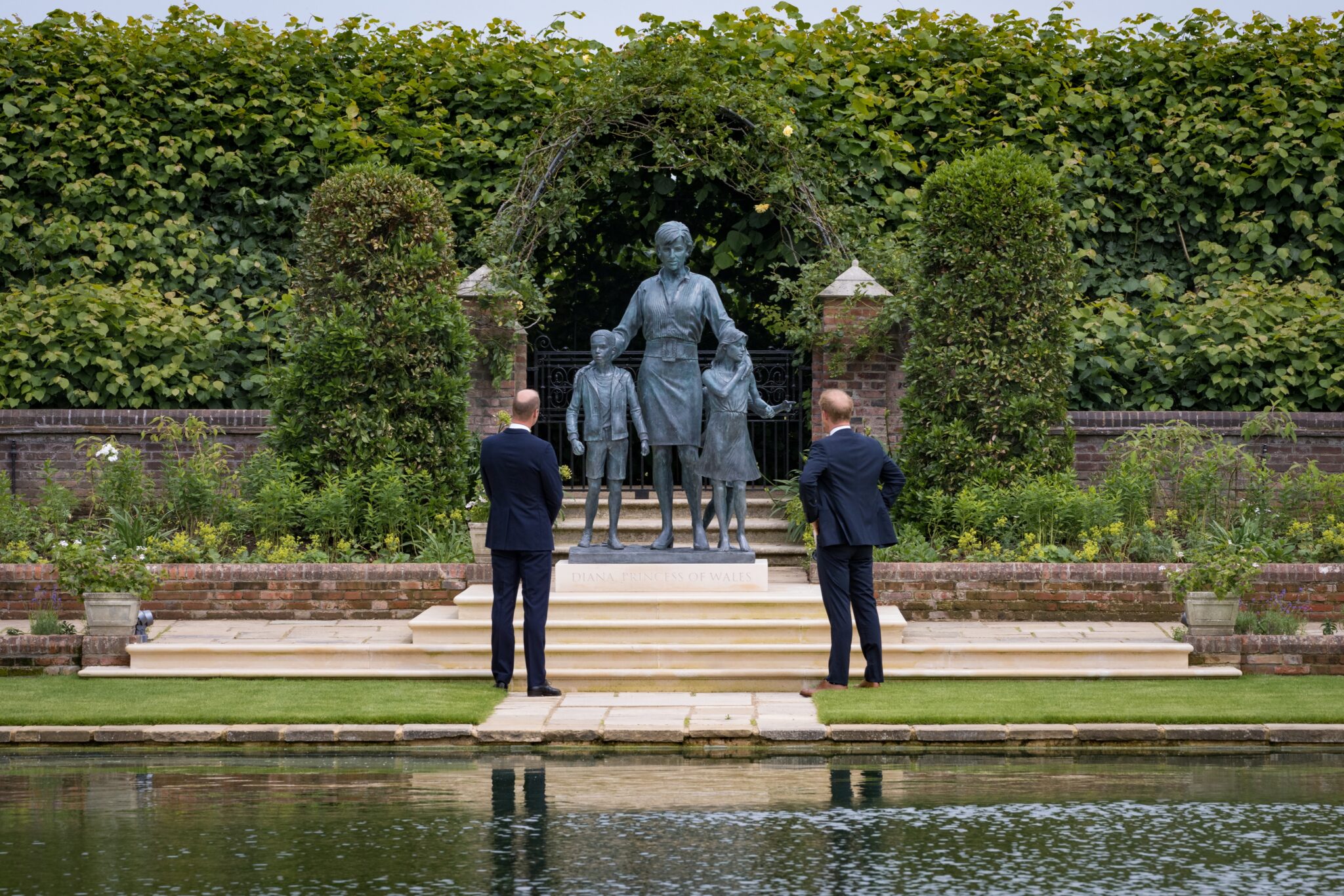 Con una estatua, celebran el 60 cumpleaños de Diana de Gales