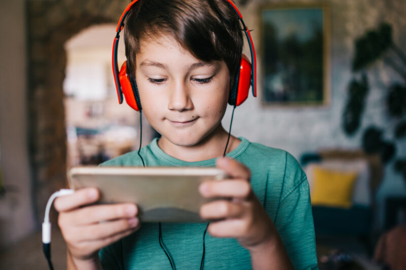 China permite a niños solo 3 horas semanales en juegos en línea