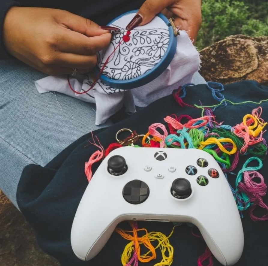 Controles de Xbox que fueron diseñados por distintos artesanos indígenas mexicanos.