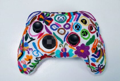Controles de Xbox que fueron diseñados por distintos artesanos indígenas mexicanos.