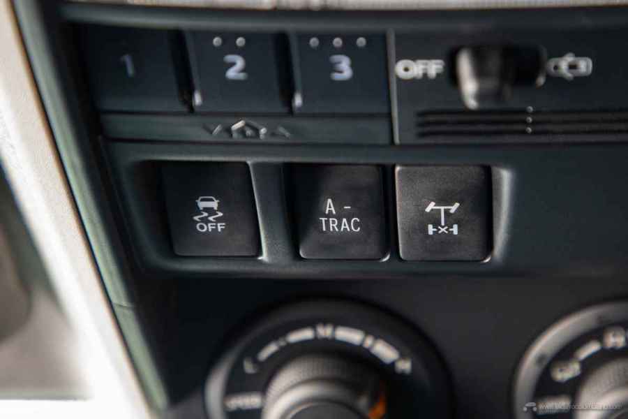 ¿Para qué sirve el botón de bloqueo del diferencial del auto?