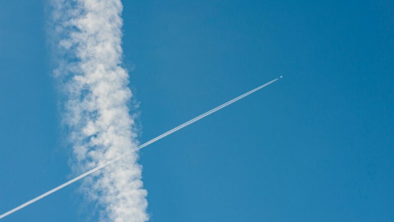 ¿Sabes por qué los aviones dejan líneas blancas en el cielo?