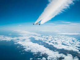 ¿Sabes por qué los aviones dejan líneas blancas en el cielo?