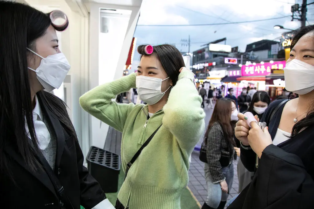 La rebelión de las jóvenes surcoreanas empieza con los tubos rizadores