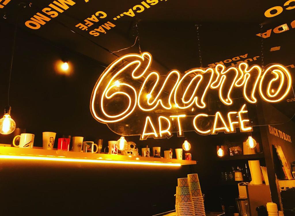 Guarro Art Café: Una fusión de libros, arte, música y mucho café